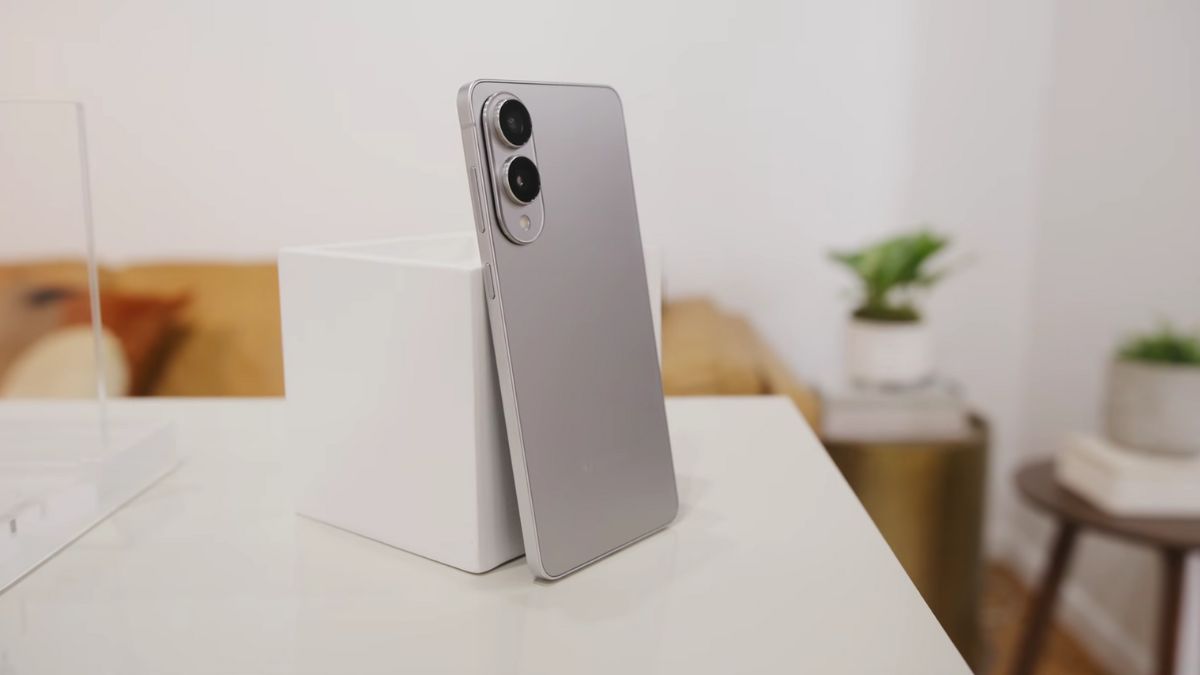 Samsung S25 Edge: इंजीनियरिंग का कमाल, स्लिम लुक, किलर फीचर्स के साथ ये iPhone वालों की नींद उड़ा देगा?