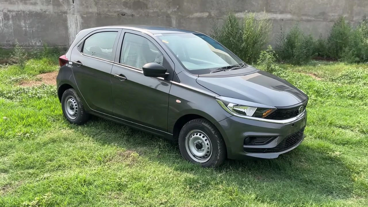 अब कम बजट में मिल रही है लग्जरी फील – Tata Tiago XE 2025, स्टाइल, माइलेज और सेफ्टी सब एक साथ
