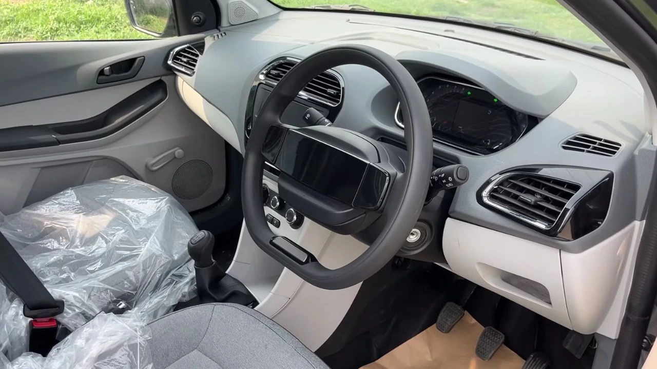 अब कम बजट में मिल रही है लग्जरी फील – Tata Tiago XE 2025, स्टाइल, माइलेज और सेफ्टी सब एक साथ