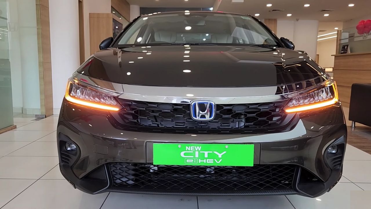 Honda City Hybrid 2025: इतनी Smart और Efficient Sedan पहले देखी है? जानें Price, Features और Mileage!