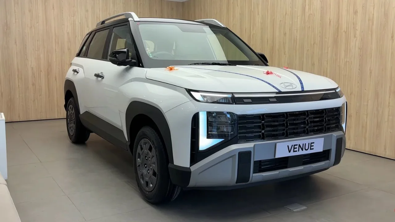 Hyundai Venue HX6 2025: 10.43 लाख में लॉन्च हुई नई SUV, सनरूफ और ADAS जैसे फीचर्स से है लैस