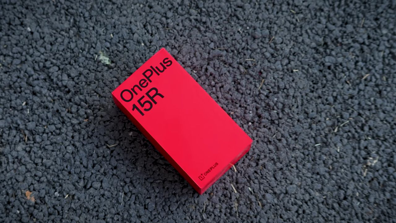 OnePlus 15R Launch: भारत में 17 दिसंबर को होगी एंट्री, 7400mAh बैटरी और Snapdragon 8 Gen 5 के साथ मचेगा तहलका!