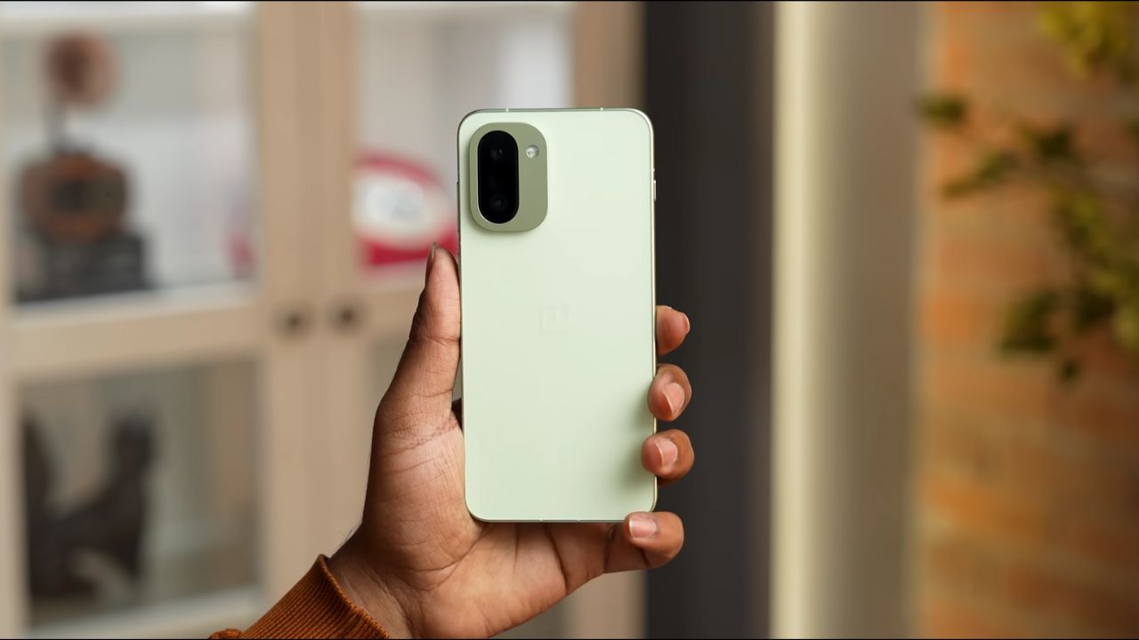 OnePlus 15R Launch: भारत में 17 दिसंबर को होगी एंट्री, 7400mAh बैटरी और Snapdragon 8 Gen 5 के साथ मचेगा तहलका!