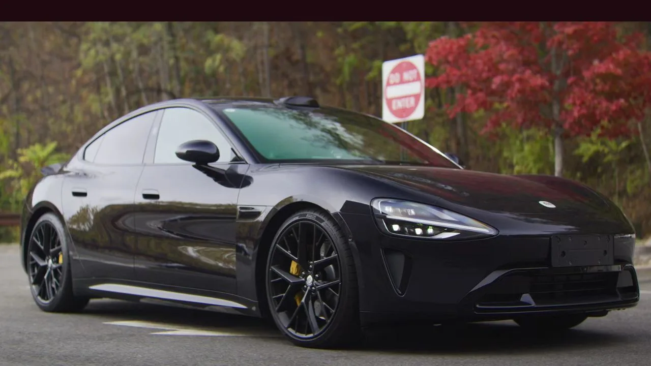 स्मार्टफोन मार्केट पर राज करने के बाद अब Xiaomi ने ऑटोमोबाइल सेक्टर में भी धमाकेदार entry मारी है। मार्च 2024 में चीन में लॉन्च हुई Xiaomi SU7 ने आते ही तहलका मचा दिया है। यह सिर्फ एक इलेक्ट्रिक कार नहीं, बल्कि 'Technology on Wheels' है जो सीधे Tesla Model 3 को चुनौती दे रही है। Xiaomi SU7 का स्लीक डिजाइन और HyperOS इंटीग्रेशन इसे बाकी इलेक्ट्रिक गाड़ियों (EVs) से अलग बनाता है। कंपनी ने इसे Standard, Pro, Max और Ultra जैसे चार वेरिएंट्स में उतारा है। आइए जानते हैं क्या है इस 'सुपरकार' में खास। Xiaomi SU7- 0 से 100 की रफ्तार सिर्फ 1.98 सेकेंड में Xiaomi ने परफॉरमेंस के मामले में कोई कसर नहीं छोड़ी है। इसका SU7 Ultra वेरिएंट किसी रॉकेट से कम नहीं है। यह कार 0 से 100 km/h की स्पीड सिर्फ 1.98 सेकेंड में पकड़ लेती है, जो दुनिया की कई टॉप सुपरकार्स से भी तेज है। इसके प्रमुख वेरिएंट्स की खासियतें इस प्रकार हैं: Standard: 700 km की रेंज और सिंगल चार्ज में 299 hp की पावर। Pro: सबसे ज्यादा 830 km की रेंज (CLTC), जो लंबी दूरी के लिए परफेक्ट है। Max: पावर और परफॉरमेंस का कॉम्बो, 800 km रेंज और 673 hp की ताकत। Ultra: यह ट्रैक-फोकस्ड बीस्ट है, जिसमें 1548 hp की पावर और 350 km/h की टॉप स्पीड मिलती है। Xiaomi SU7: इंटीरियर किसी Sci-Fi फिल्म से कम नहीं Xiaomi एक टेक कंपनी है, इसलिए केबिन में फीचर्स की भरमार है। कार के अंदर 16.1-इंच का 3K सेंट्रल टचस्क्रीन और 56-इंच का हेड-अप डिस्प्ले (HUD) मिलता है। सबसे खास बात है इसका HyperOS, जो आपके Xiaomi फोन और कार के बीच seamless connectivity बनाता है। 25-स्पीकर ऑडियो सिस्टम। Level 2+ ADAS (ऑटोनॉमस ड्राइविंग) जिसमें LiDAR और कई कैमरे लगे हैं। हिएटेड और वेंटिलेटेड सीट्स के साथ पैनोरमिक सनरूफ। 15 मिनट चार्ज और 510 KM की दौड़ इलेक्ट्रिक कार में सबसे बड़ी चिंता चार्जिंग की होती है, लेकिन SU7 ने इसे भी हल कर दिया है। इसके Max वेरिएंट में 871V आर्किटेक्चर है, जिसका मतलब है कि सिर्फ 15 मिनट की चार्जिंग में यह कार 510 किलोमीटर तक चल सकती है। Xiaomi SU7: क्या भारत में लॉन्च होगी Xiaomi SU7? भारतीय फैंस के लिए यह सवाल सबसे अहम है। 2024 में Xiaomi ने भारत में इस कार को शोकेस जरूर किया था, लेकिन कंपनी ने साफ किया है कि फिलहाल उनका फोकस चीन के मार्केट पर है। अगर भविष्य में यह कार भारत आती है, तो इंपोर्ट ड्यूटी और टैक्स के बाद इसकी कीमत 50 लाख रुपये से शुरू होने की उम्मीद है, जबकि चीन में इसकी शुरुआती कीमत लगभग 25 लाख रुपये (215,900 Yuan) है। निष्कर्ष (Conclusion) Xiaomi SU7 ने साबित कर दिया है कि एक टेक कंपनी भी वर्ल्ड-क्लास कार बना सकती है। इसकी रेंज, स्पीड और स्मार्ट फीचर्स इसे EV मार्केट का 'Game Changer' बनाते हैं। हालांकि, भारतीय सड़कों पर इसे देखने के लिए अभी लंबा इंतजार करना पड़ सकता है। Yah Bhi Padhe Xiaomi SU7: फोन बनाने वाली कंपनी की कार ने Tesla को दी टक्कर, Features और Speed देख उड़ जाएंगे होश