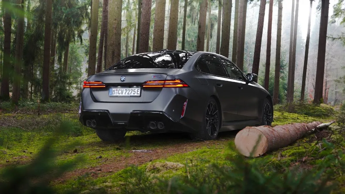 BMW M5 (2025) Review: Power और Luxury का "Deadly Combination" अब Hybrid अवतार में!